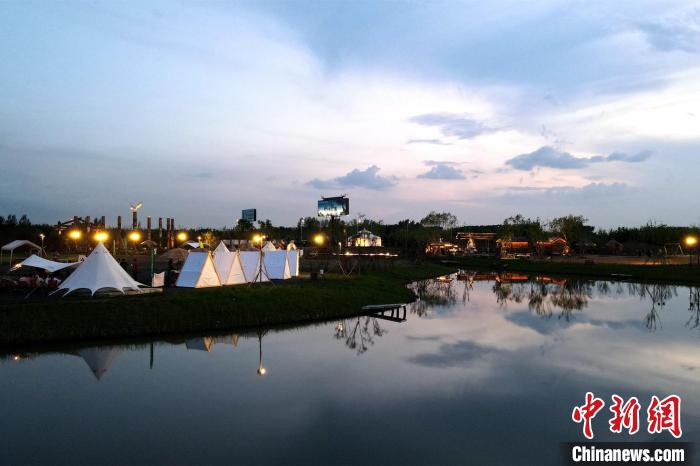 坐落于阿什河畔的哈尔滨那个里部落 薛思宇 摄 坐落于阿什河畔的哈尔滨那个里部落 薛思宇 摄