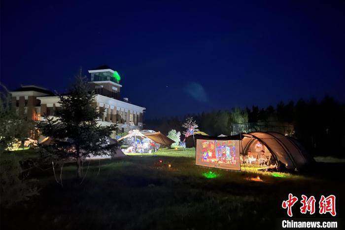 哈尔滨天鹅湖庄园露营夜景 王伟 摄 哈尔滨天鹅湖庄园露营夜景 王伟 摄