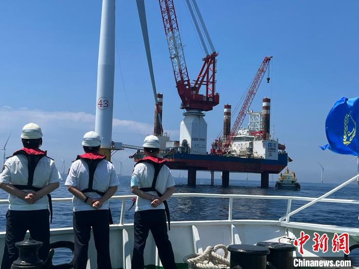 汕尾海事保障汕尾甲子一海上风电项目最后一台风机吊装完成 汕尾海事局供图