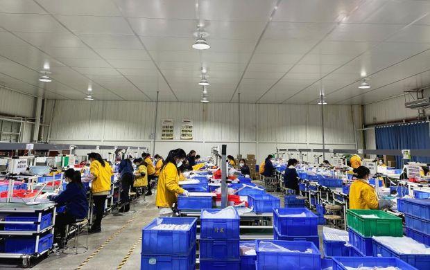 12月14日，在安地亚斯检验出货中心，车间工人正在检验打包电子陶瓷产品。新华社记者 谢奔 摄