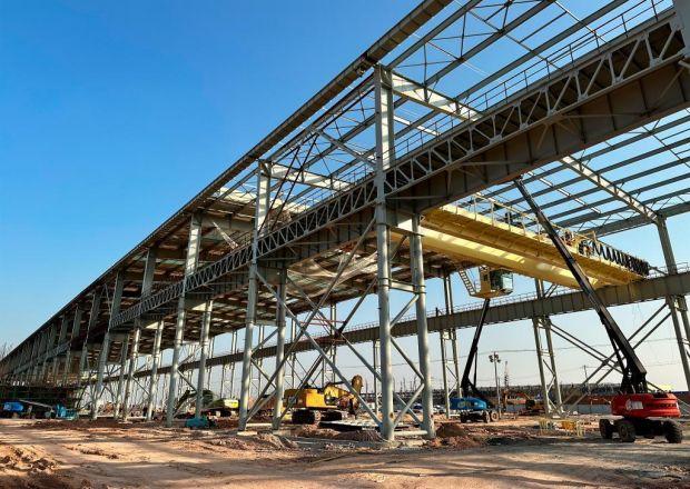 12月14日，在涟钢电磁材料项目工地，大型机械设备正在施工。新华社记者 谢奔 摄