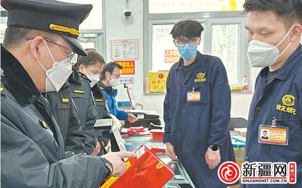 11日，市场监管部门执法人员在新疆欢庆烟花爆竹1号店现场检查证照情况和商品质量情况。 （全媒体记者王璇 通讯员马映雪摄）